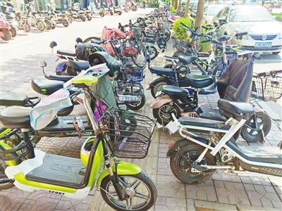 邢臺(tái)123:隨意停放機(jī)動(dòng)車電動(dòng)車、商家堆放雜物&hellip;記者走訪發(fā)現(xiàn),市區(qū)多處盲道被占用