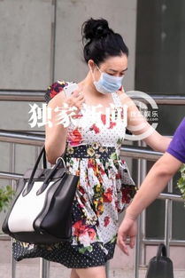 鐘麗緹少女裝出行引關注 面部頸部皮膚狀況成焦點